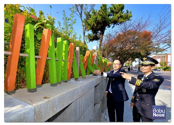 행사 후 김종신 익산경찰서장(왼쪽 네 번째)과 정호석 하림 대표이사(왼쪽 다섯 번째) 등 관계자가 기념촬영을 하고 있다. ⓒ하림