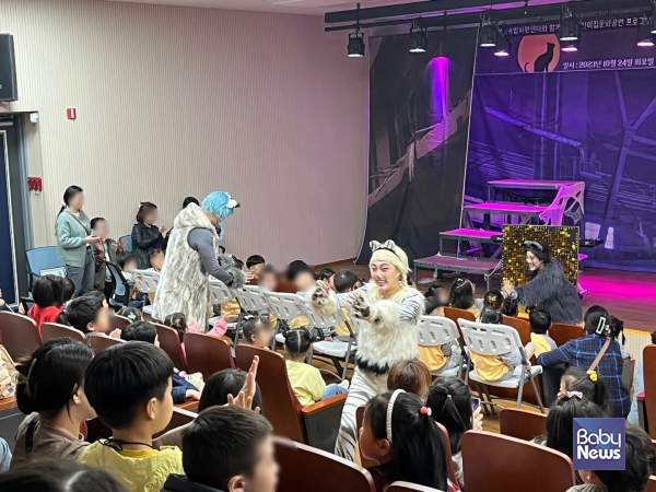 ‘리틀고양이’ 문화공연에서 관객들과 소통하는 모습. ⓒ관악구육아종합지원센터