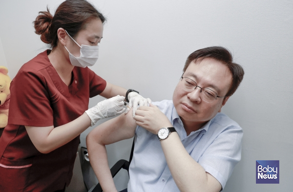 코로나-독감인플루엔자 백신 동시 접종하는 조규홍 보건복지부 장관. ⓒ보건복지부