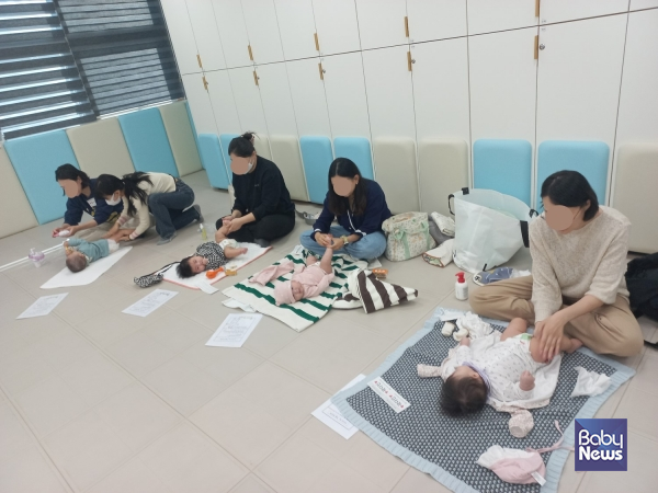 서울성동구육아종합지원센터가 지원하는 가정양육프로그램 중 베이비마사지. ⓒ성동구육아종합지원센터