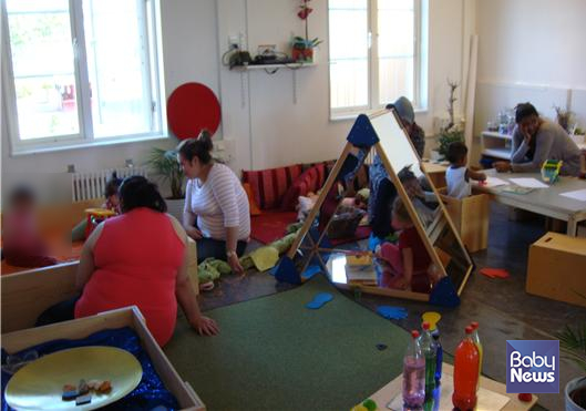 스웨덴 푀르스콜라 영아반의 적응기간에 부모가 아이들과 함께 놀이를 하는 모습. ⓒ김영명