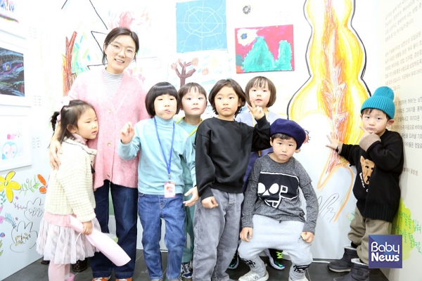 정선미 남한산숲어린이집 교사(사진 좌측에서 두 번째)와 '마음을 그리는 숲속 작은 예술가들'이 제3회 부산국제어린이청소년아트페어 전시부스에서 기념촬영을 하고 있다. 소장섭 기자 ⓒ베이비뉴스