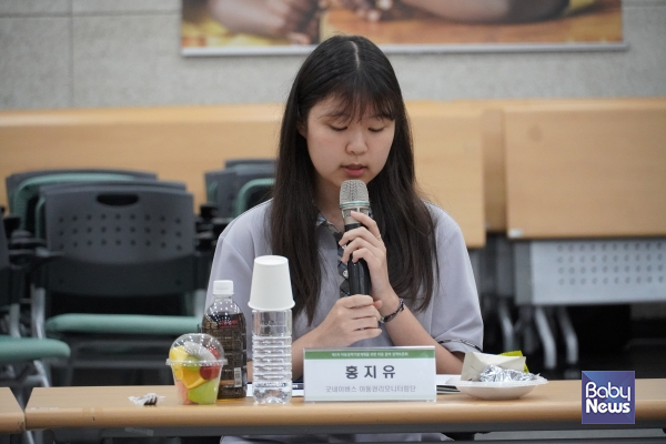 지난 8월에 개최된 굿네이버스 아동참여 정책토론회에서 홍지유 아동이 토론자로 참여해 아동의 놀권리와 쉴권리 보장에 대해 제언하는 모습. ⓒ굿네이버스