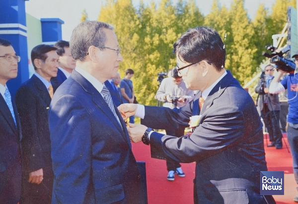 2013년 10월 18일 산의 날을 기념해 숲유치원을 전국에 확산한 공로로 신원섭 당시 산림청장으로부터 녹조근정훈장을 받고 있는 임재택 부산대학교 명예교수. ⓒ조송현