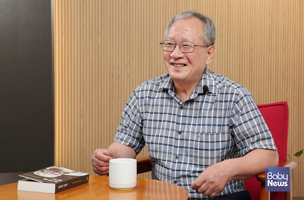 평생을 영유아 보육과 교육의 발전을 위해 헌신해온 임재택(76) 부산대학교 명예교수가 12일 오후 서울 마포구 베이비뉴스 스튜디오에서 소장섭 베이비뉴스 편집국장이 진행하는 데스크가 만난 사람 인터뷰에 응하고 있다. 이효상 기자 ⓒ베이비뉴스