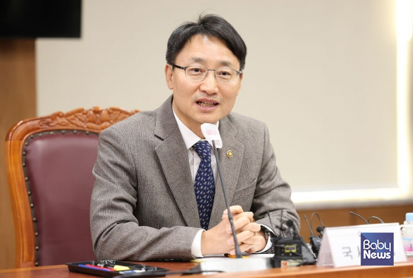 임광현 국세청장이 5일 오후 서울지방국세청 14층 회의실에서 개최한 산모·신생아 돌봄 업계의 세무상 어려움 해소를 위한 간담회 자리에서 산모신생아 건강관리사업의 본인부담금 부분까지 부가가치세로 면세를 적용하기로 기존 유권해석을 변경했다고 밝히고 있다. ⓒ국세청 