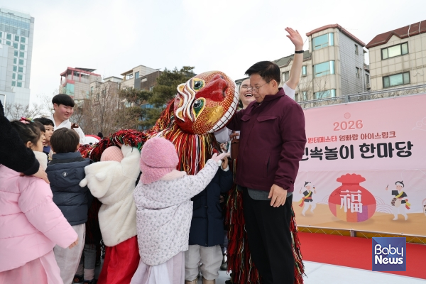 박강수 마포구청장이 어린이들과 함께 사자춤 공연에 참여하고 있다. ⓒ마포구청