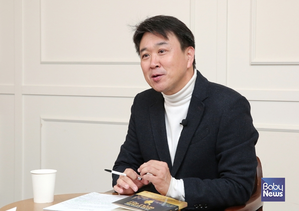 신간 『서울시의원 아무나 하나』의 저자 박상현 작가는 “지금 우리나라는 저출산 문제가 매우 심각한 상황이다. 요즘은 아이를 낳고 키우는 부모를 ‘애국자’라고 부르기도 할 정도죠. 그렇게 소중하게 태어난 아이들의 미래를 생각한다면, 지역에서 제대로 일할 수 있는 정치인을 선택하는 일이 무엇보다 중요하다. 이번 지방선거에서 아이를 키우는 유권자들이 더 신중하게 한 표를 행사했으면 한다”고 말했다. 이효상 기자 ⓒ베이비뉴스