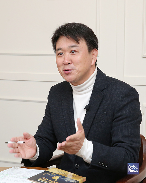 신간 『서울시의원 아무나 하나』의 저자 박상현 작가는 “서울시장과 서울시의원뿐 아니라 구청장과 구의원 역시 시민의 삶과 아이들의 미래에 큰 영향을 미친다. 어떤 정책을 만들고 어떤 예산을 쓰느냐에 따라 교육 환경과 지역의 삶의 질이 달라질 수 있기 때문이다. 결국 지역에서 제대로 일할 수 있는 사람을 뽑는 것이 시민의 삶을 바꾸는 출발점이라고 생각한다”고 말했다. 이효상 기자 ⓒ베이비뉴스