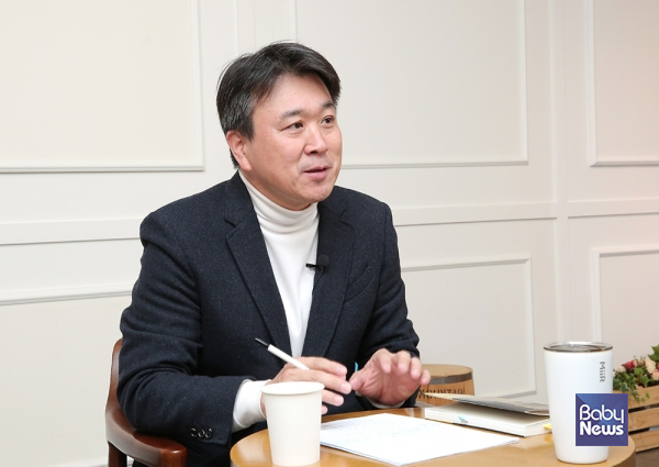 신간 『서울시의원 아무나 하나』의 저자 박상현 작가는 “단순히 정당만 보고 투표하기보다는, 내 삶을 지켜주고 조금이라도 더 나아지게 만들 수 있는 사람이 누구인지 후보의 면면과 역량을 비교해 봐야 한다. 아무 일도 하지 않는 ‘무늬만 의원’이 아니라 조례와 예산을 책임 있게 다루고 실제로 일을 하는 시의원을 선택하는 것이 중요하다”고 말했다. 이효상 기자 ⓒ베이비뉴스