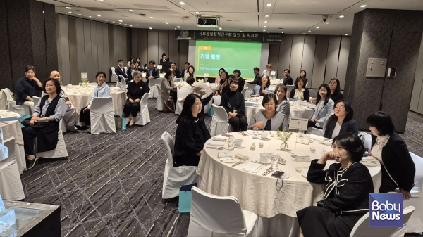 20일 서울 광진구 워커힐 그랜드불룸에서 열린 유보통합정책연구회 창단 워크숍 참가자들이 기념촬영을 하고 있다. ⓒ유보통합정책연구회