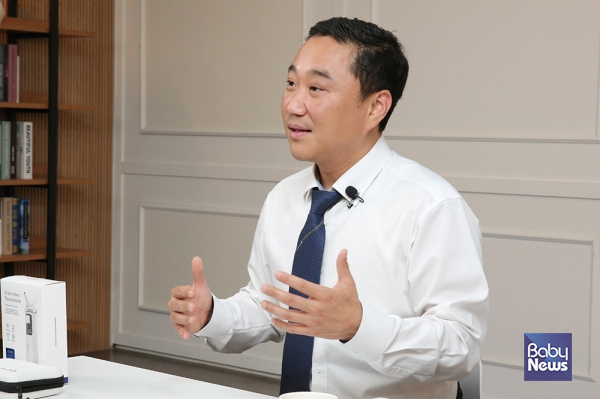 김재영 (주)오티톤메디컬 대표가 베이비뉴스와 진행한 데스크가 만난 사람 인터뷰에서 AI 기반 스마트 체온계 ‘닥터인홈(Doctor In Home)’ 개발 계기에 대해 설명하고 있다. 이효상 기자 ⓒ베이비뉴스