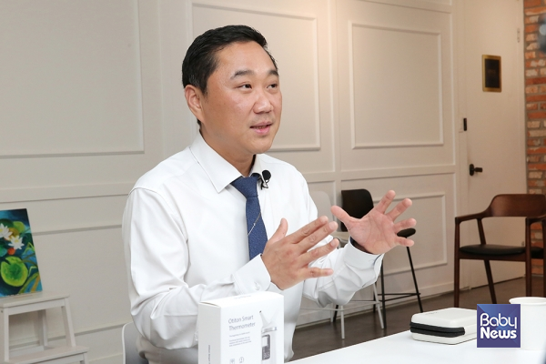 김재영 (주)오티톤메디컬 대표가 베이비뉴스와 진행한 데스크가 만난 사람 인터뷰에서 AI 기반 스마트 체온계 ‘닥터인홈(Doctor In Home)’에 대해 단순히 체온만 측정하는 것이 아니라 영상까지 확인하고, 복용 중인 약 관리까지 가능한 제품이라고 전했다. 이효상 기자 ⓒ베이비뉴스