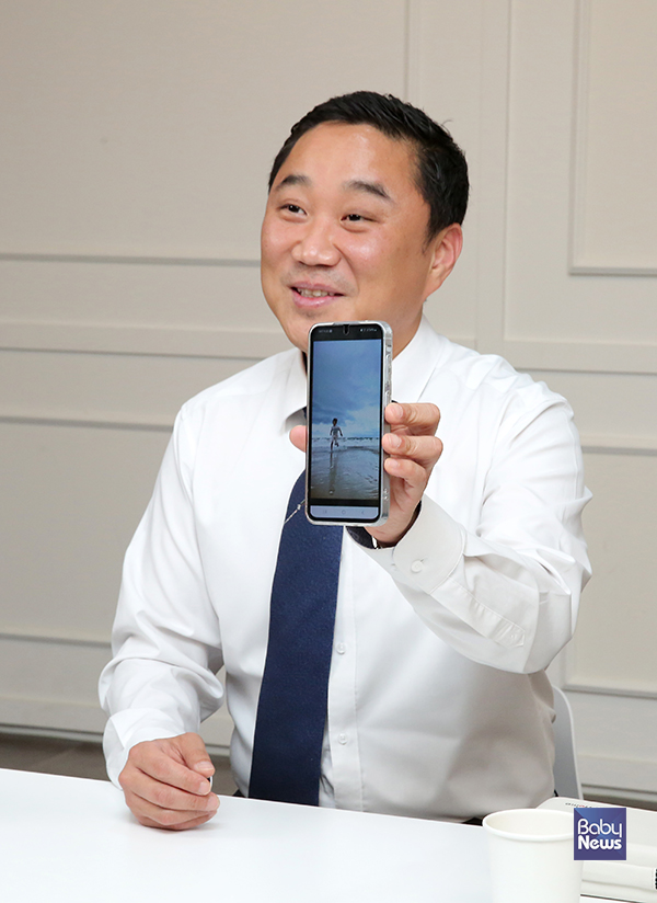 김재영 (주)오티톤메디컬 대표는 베이비뉴스와 진행한 데스크가 만난 사람 인터뷰에서 막내아이가 아파 병원에 갔지만 당시 코로나로 의료체계가 무너지면서 응급실에서 제대로 진료를 받을 수 없는 상황을 겪게 되면서 AI 기반 스마트 체온계 ‘닥터인홈(Doctor In Home)’을 개발하게 됐다고 전했다. 이효상 기자 ⓒ베이비뉴스
