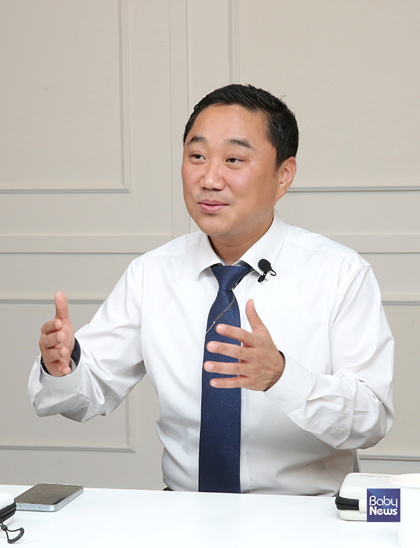 김재영 (주)오티톤메디컬 대표는 베이비뉴스와 진행한 데스크가 만난 사람 인터뷰에서 AI 기반 스마트 체온계 ‘닥터인홈(Doctor In Home)’의 궁극적인 목표에 대해 "부모가 집에서도 아이 상태를 이해하고, 의사처럼 아이를 돌볼 수 있도록 돕는 것, 그것이 저희 제품의 가장 큰 목표"라고 전했다. 이효상 기자 ⓒ베이비뉴스