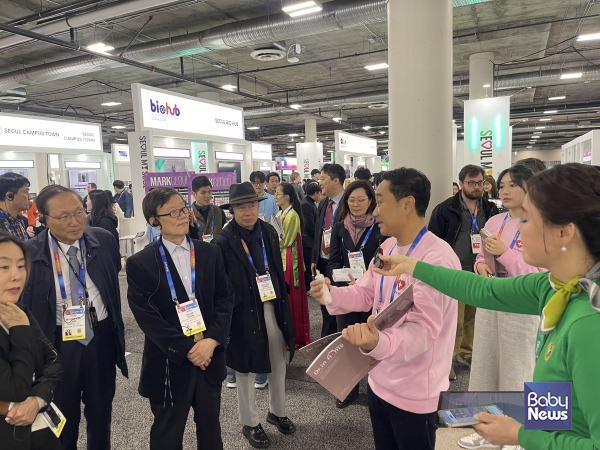 김재영 (주)오티톤메디컬 대표가 박람회 현장에서 AI 기반 스마트 체온계 ‘닥터인홈(Doctor In Home)’ 제품에 대해 소개하고 있다. ⓒ오티톤메디컬