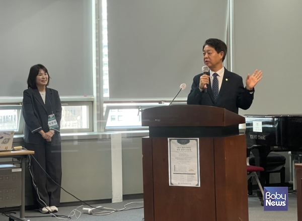 김영호 국회 교육위원장이 22일 오후 서울 마포구 한국사회복지협의회 6층 대회의실에서 열린 서울시 영유아 교육혁신 현장 전문가 토론회에서 축사를 진행하고 있다. 소장섭 기자 ⓒ베이비뉴스