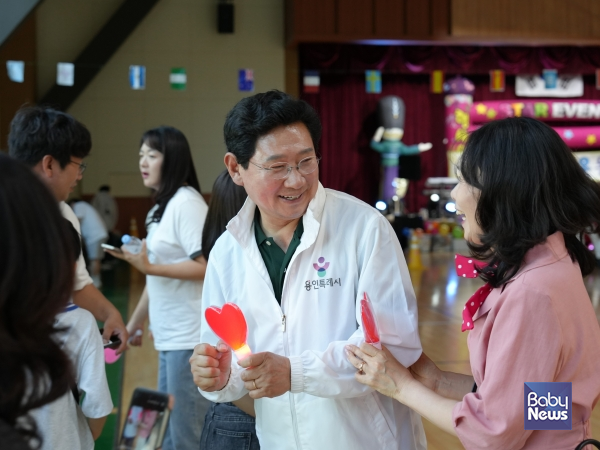 이상일 용인특례시장 후보가 어린이집 가족운동회에 참석해 학부모·보육교사들과 소통하며 어린이 행복과 돌봄 환경 강화를 위한 정책 추진 의지를 밝혔다. ⓒ이상일 캠프
