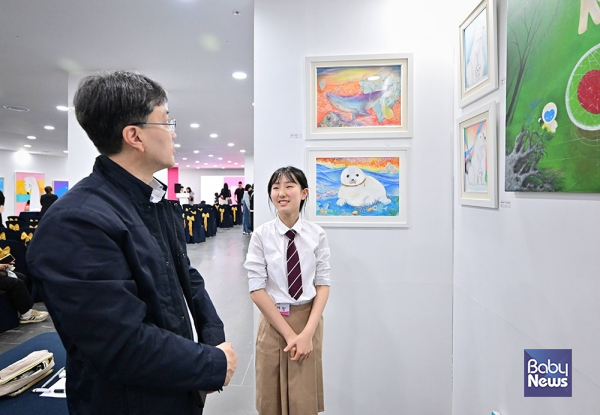 문서인 작가가 제6회 부산국제어린이청소년아트페어에 마련된 자신의 부스를 찾은 관람객과 대화를 나누고 있다. 소장섭 기자 ⓒ베이비뉴스