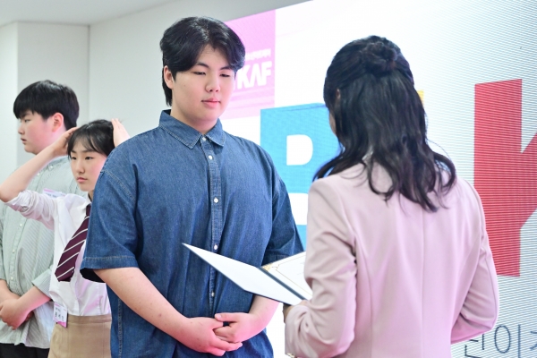 변재준 작가가 제6회 부산국제어린이청소년아트페어(BIKAF) 미술공모전 시상식에서 은상을 전달받고 있다. 소장섭 기자 ⓒ베이비뉴스 