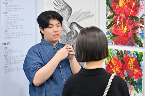 변재준 작가가 제6회 부산국제어린이청소년아트페어(BIKAF) 관람객에게 자신의 그림 세계에 대해 설명하고 있다. 소장섭 기자 ⓒ베이비뉴스 