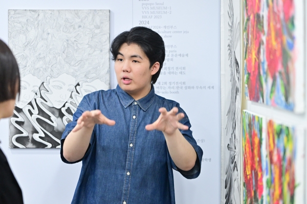 변재준 작가가 제6회 부산국제어린이청소년아트페어(BIKAF) 관람객에게 자신의 그림 세계에 대해 설명하고 있다. 소장섭 기자 ⓒ베이비뉴스 