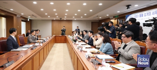 임광현 국세청장이 2025년 12월 5일 오후 서울지방국세청 14층 회의실에서 개최한 산모·신생아 돌봄 업계의 세무상 어려움 해소를 위한 간담회에서 한국산후관리협회 관계자들의 이야기를 듣고 있다. ⓒ국세청