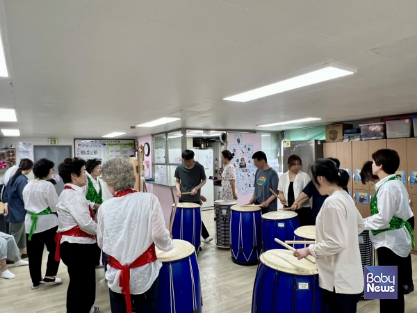 참가자들이 난타를 활용한 힐링 프로그램에 참여하고 있다. ⓒ구로구