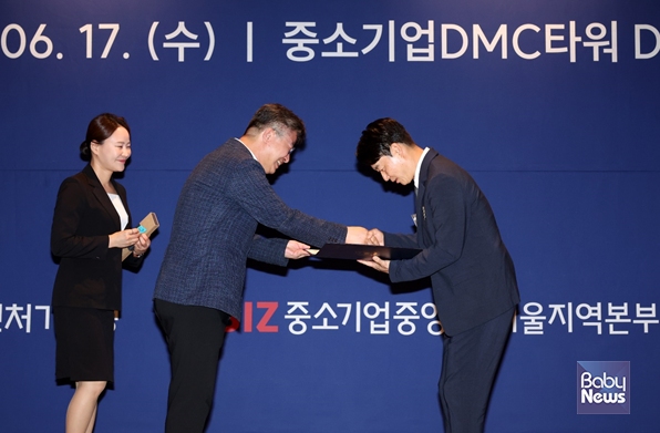 김지운 ㈜라오가닉 대표이사가 ‘2026 대한민국 중소기업인대회’에서 산업포장을 수상하고 있다. ⓒ라오가닉