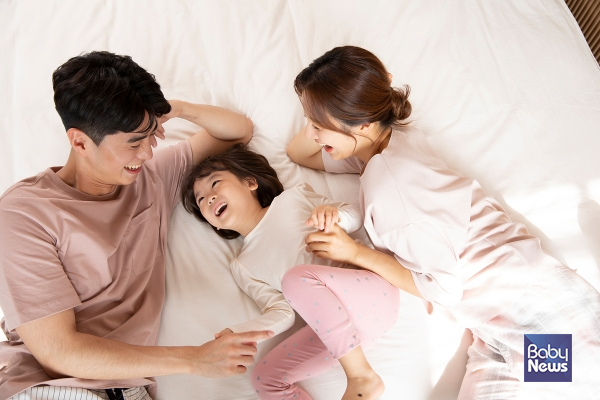 올 하반기부터 단기 육아휴직과 배우자 휴가·휴직 확대, 육아기 10시 출근제 지원 요건 완화, 난임치료휴가 급여 확대, 임산부 친환경 농산물 꾸러미 지원, 양육비 선지급 소득기준 폐지, 다자녀 가구 고속도로 통행료 감면 등 아이를 키우는 가정과 아이를 준비하는 부부를 위한 다양한 제도가 새롭게 시행되거나 확대된다. ⓒ베이비뉴스