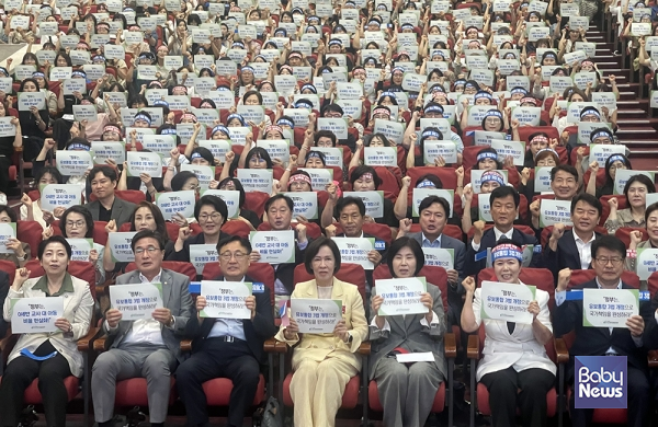 유보통합의 성공 여부는 안정적인 행정체계와 지속가능한 재정 기반을 마련할 수 있느냐에 달려 있다. 지난 20일 국회에서 열린 '정부책임형 유보통합 추진을 위한 행정·재정 과제' 정책토론회에서는 유보통합 3법 개정과 안정적인 재정체계 마련을 촉구하는 목소리가 이어졌다. 소장섭 ⓒ베이비뉴스