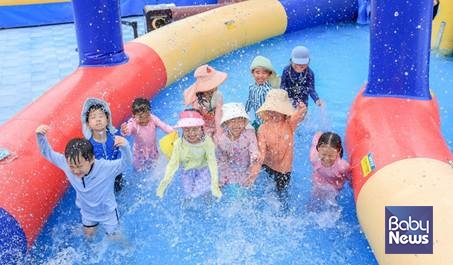 워터메이즈에서 어린이들이 신나게 물놀이를 즐기고 있다. ⓒ레고랜드 코리아 리조트