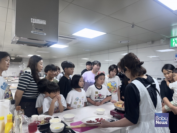 ▲  전통요리 체험과 보호자 간담회에 참여하고 있는 방과후아카데미 학부모님들과 청소년들. ⓒ광주광역시청소년활동진흥센터