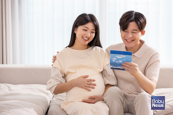 출산크레딧은 자녀를 출산하거나 입양한 부모에게 국민연금 가입 기간을 추가로 인정해주는 제도이다. 출산·양육으로 인한 가입 기간 감소를 보완하고, 향후 노령연금 수급액을 높이는 데 도움을 주기 위해 시행되고 있다. ⓒ베이비뉴스