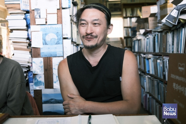 국어사전 서재도서관 '말꽃 짓는 책숲, 숲노래'을 16년 째 운영하고 있는 최종규 작가. ⓒ최종규