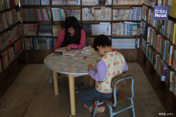 국어사전 서재도서관 '말꽃 짓는 책숲, 숲노래'​에서 독서를 즐기는 아이들. ⓒ최종규
