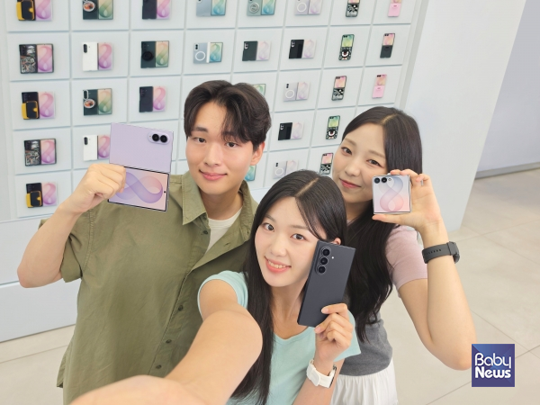 삼성전자 '갤럭시 Z 폴드8 울트라·폴드8·플립8' 역대 갤럭시 스마트폰 최다 판매 신기록. ⓒ삼성전자