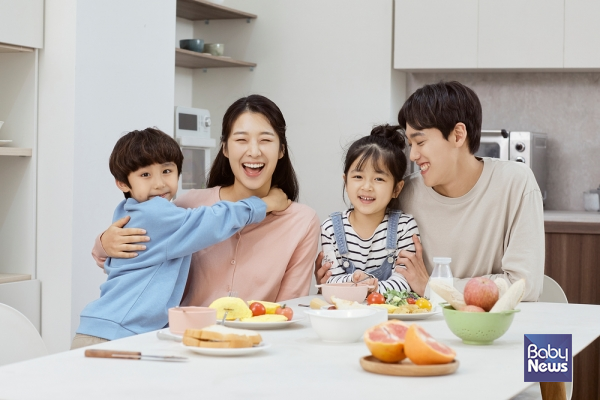 다자녀 가구를 위한 지원 정책이 갈수록 확대되고 있다. 과거에는 세 자녀 이상 가구 중심이었다면 최근에는 두 자녀 가구까지 지원 대상이 넓어지고 있으며, 주거와 교육, 돌봄, 공공요금, 교통 등 생활 전반에 걸쳐 다양한 혜택이 마련되고 있다. 다만 대부분의 제도는 신청해야 받을 수 있는 만큼 지원 대상과 신청 방법을 미리 확인하는 것이 중요하다. ⓒ베이비뉴스