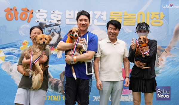 시상식 기념 촬영하는 서강석 송파구청장. ⓒ송파구