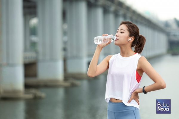 물은 무조건 많이 마시기보다 자신의 건강 상태와 활동량에 맞춰 적절한 양을 섭취하고, 운동 중에는 전해질 균형까지 고려하는 것이 중요하다. ⓒ베이비뉴스