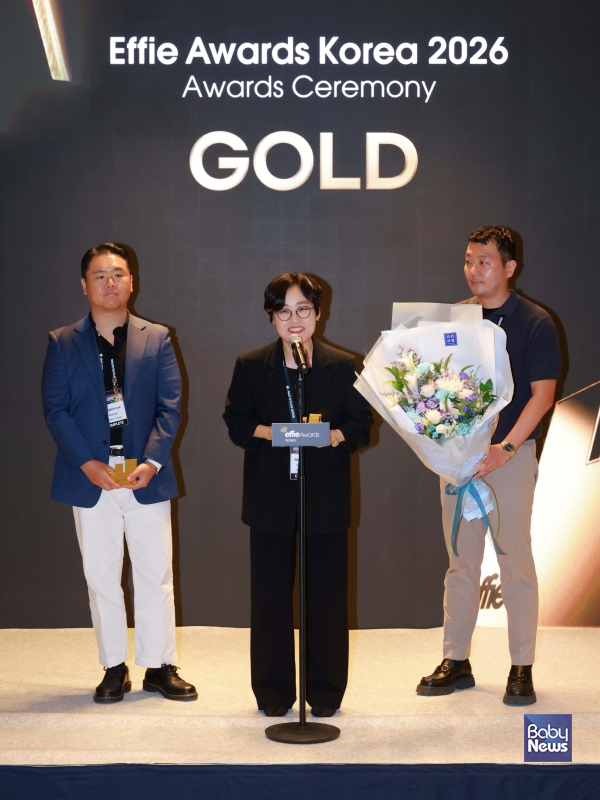 파리바게뜨 마케팅본부장 김연정 상무(가운데)가 ‘2026 에피 어워드 코리아(Effie Awards Korea)’에서 금상을 수상하고 있다.
