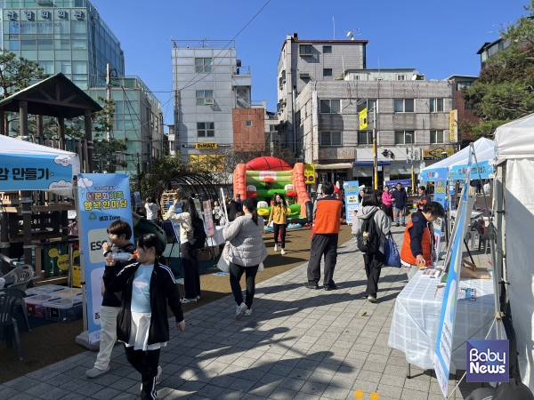 2025 신당동 마을마당에서 열린 ‘다문화가족 행복한마당’ 체험 부스. ⓒ중구