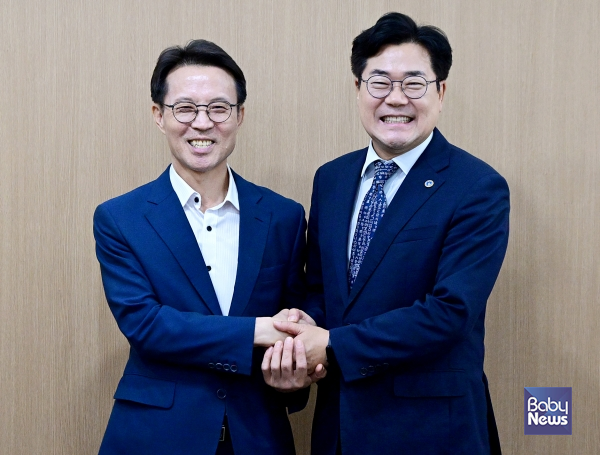 박찬대 인천광역시장과 김진오 저출산고령사회위원회 부위원장이 만나 악수하고 있다. ⓒ저출산고령사회위원회