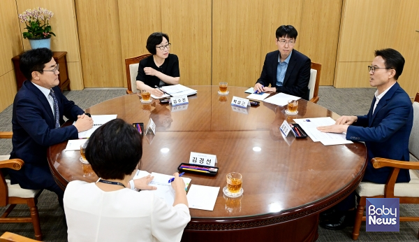 인천광역시 관계자들과 저출산고령사회위원회 관계자들이 만나 저출생 대책을 논의하고 있다. ⓒ저출산고령사회위원회