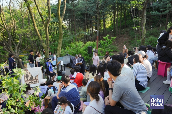 지난 4월 주한 그리스대사관과 함께 진행한 ‘그리스 그림으로 만나는 신화의 숲‘ 행사 모습. ⓒ성북구