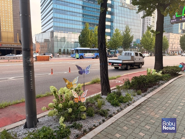 양화로 띠녹지에 다양한 수목과 초화류, 나비 장식이 설치됐다.