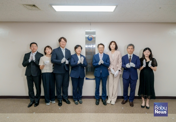 10일 오전 진행된 인구전략위원회 현판식에는 김진오 인구전략위원회 부위원장을 비롯해 정은경 보건복지부 장관, 최세문 민간위원, 모경종 국회의원(더불어민주당 전국청년위원회 위원장) 등이 참석해 위원회의 출범을 축하했다. ⓒ인구전략위원회