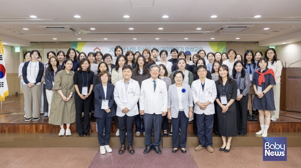 지난 11일, 국립중앙의료원 연구동 9층 대강당에서 열린 ‘2026년 난임 및 임산부 정신건강전문가 양성교육’에서 국립중앙의료원 서길준 원장(첫줄 왼쪽에서 세 번째), 전명욱 중앙난임·임산부심리상담센터장(첫줄 왼쪽에서 두 번째) 등이 교육생과 함께 단체사진을 촬영하고 있다. ⓒ국립중앙의료원
