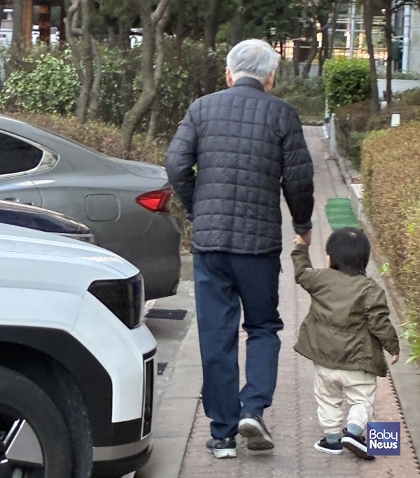 그리움보다는 다정함으로 오래 남고 싶다. 나의 아버지처럼. ⓒ강백수