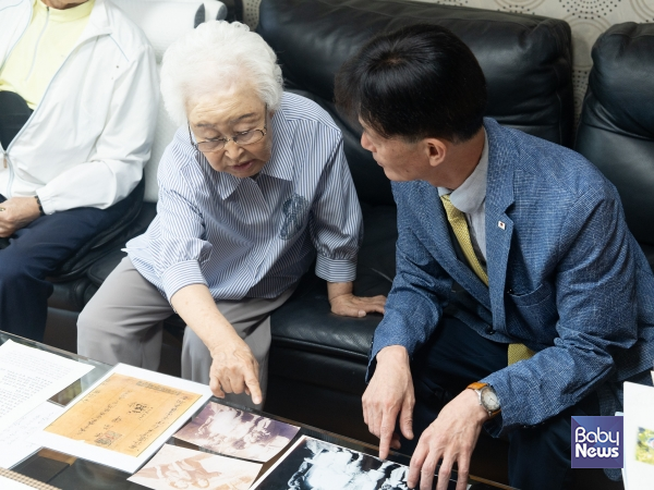 김숙경 어르신이 박종술 대한적십자사 사무총장에게 헤어진 가족에 대해 이야기 하고 있다. ⓒ대한적십자사